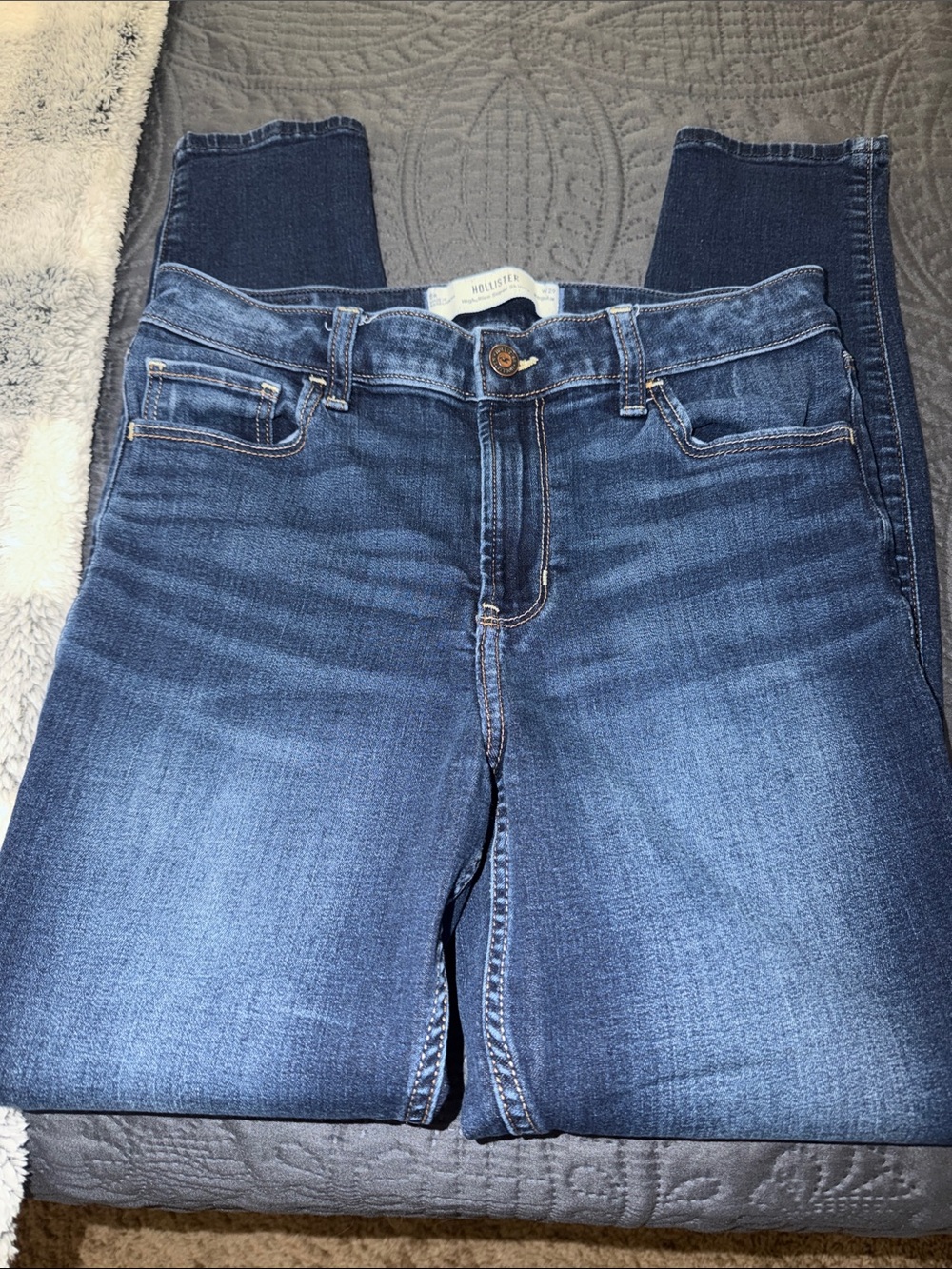 Hollister Women's Skinny Jeans in Medium-Dark Blue Wash